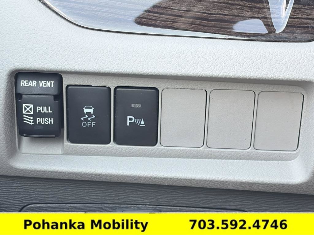 Used 2020 Toyota Sienna XLE w/ XLE Navigation Package FWD image 19