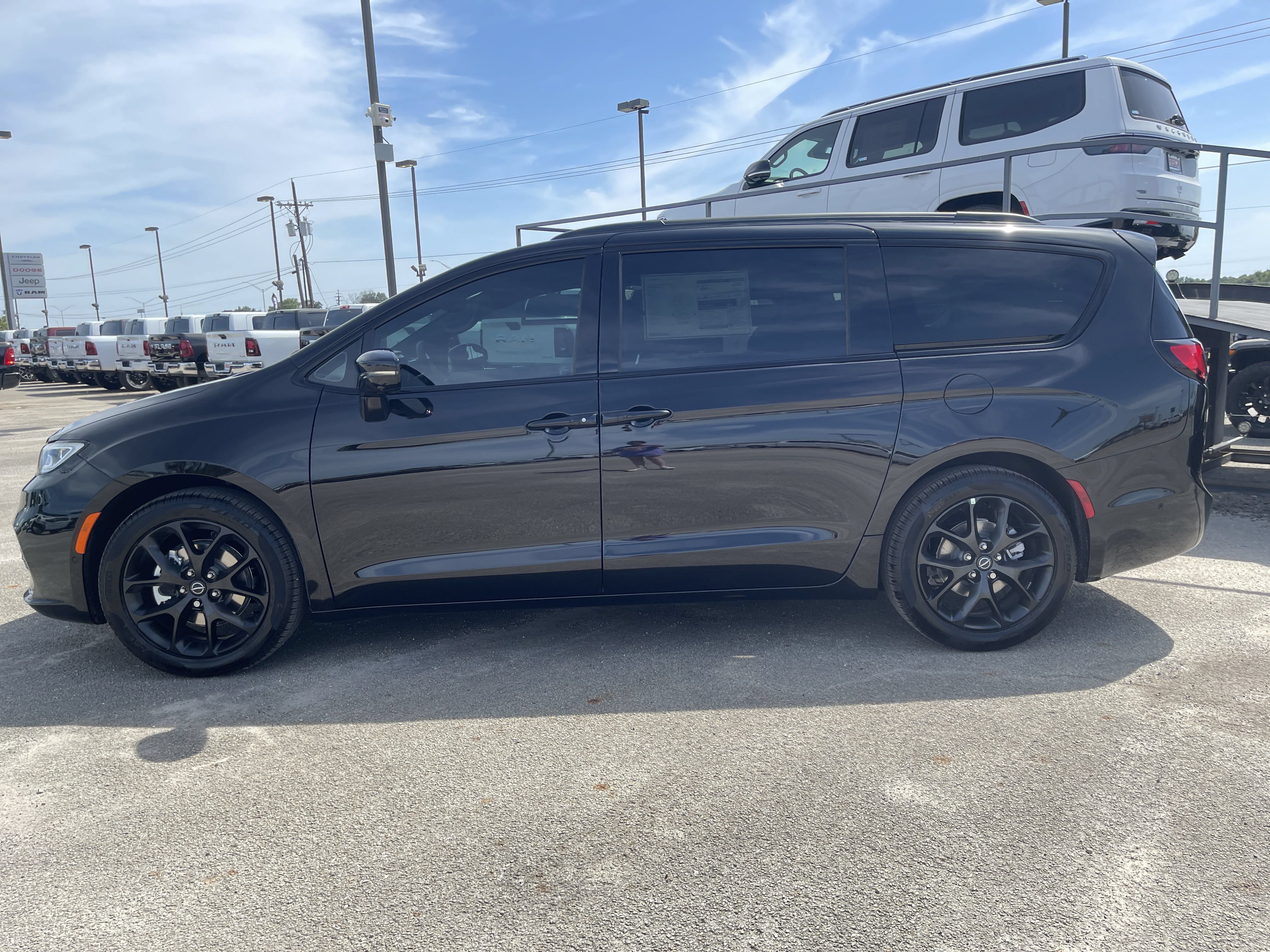 New 2025 Chrysler Pacifica Limited FWD image 6