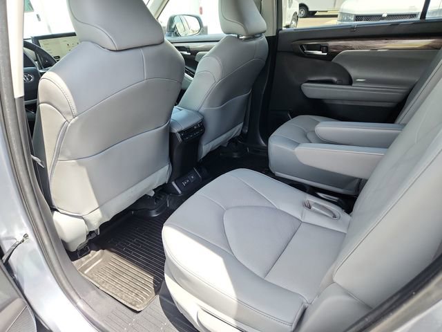 Used 2023 Toyota Highlander Platinum AWD/4WD image 27