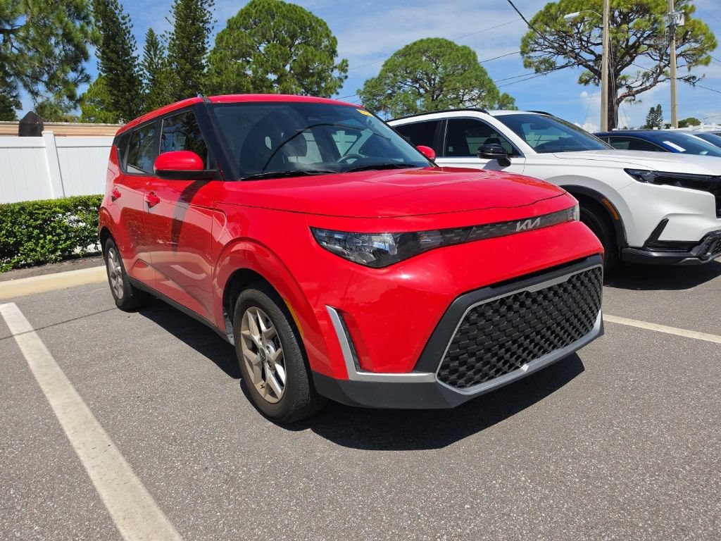 Certified 2025 Kia Soul LX w/ LX Technology Package FWD image 3