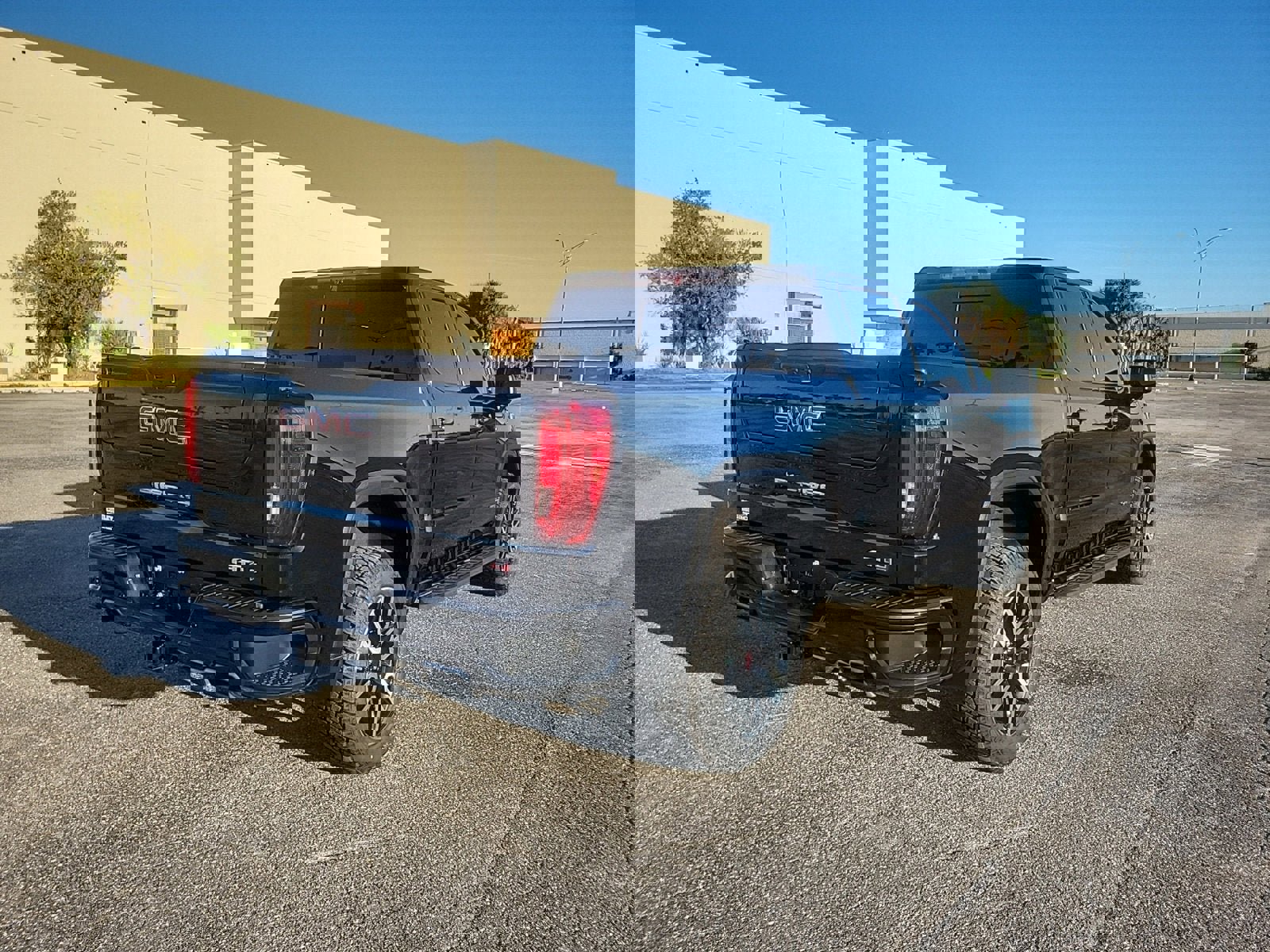 Used 2022 GMC Sierra 1500 AT4 w/ AT4 Premium Package image 6