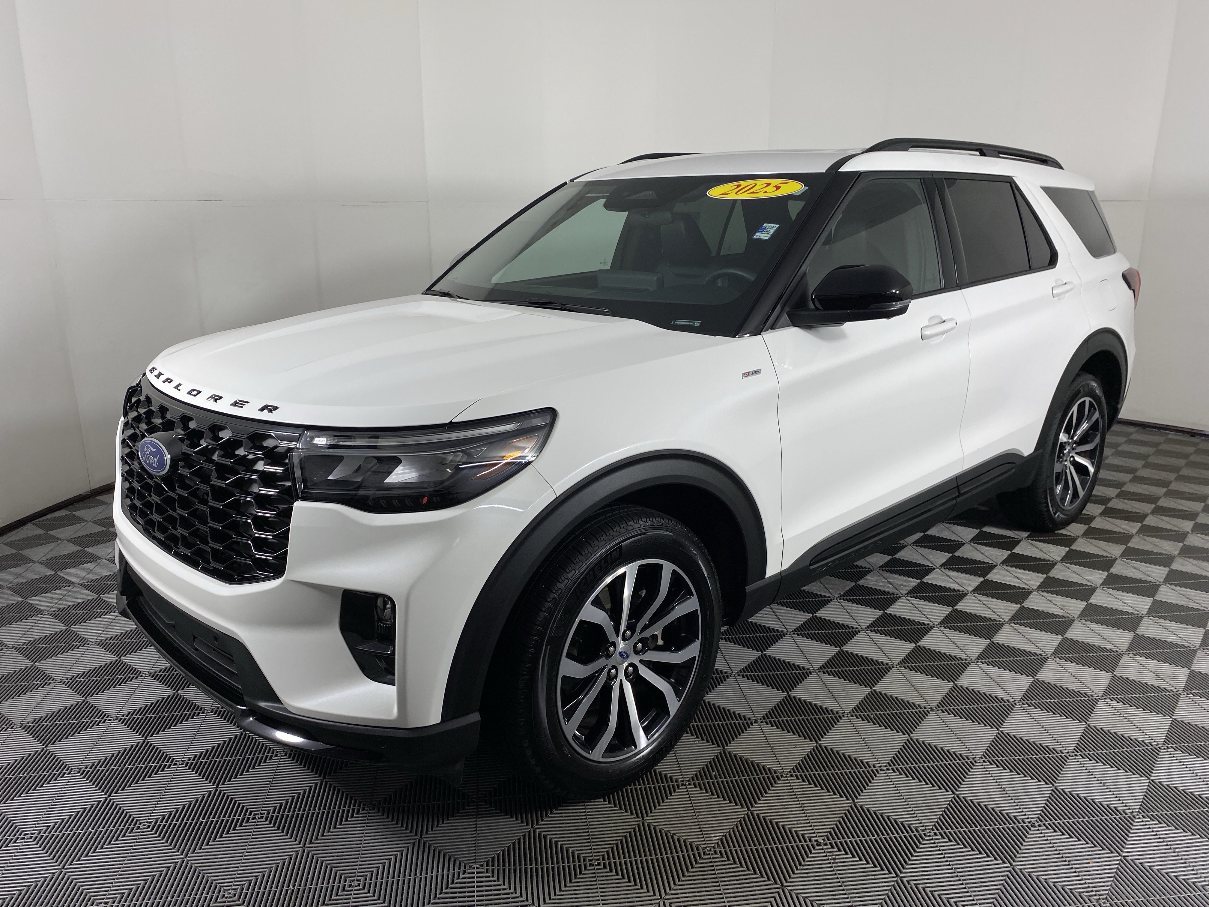 Used 2025 Ford Explorer ST-Line AWD/4WD image 11