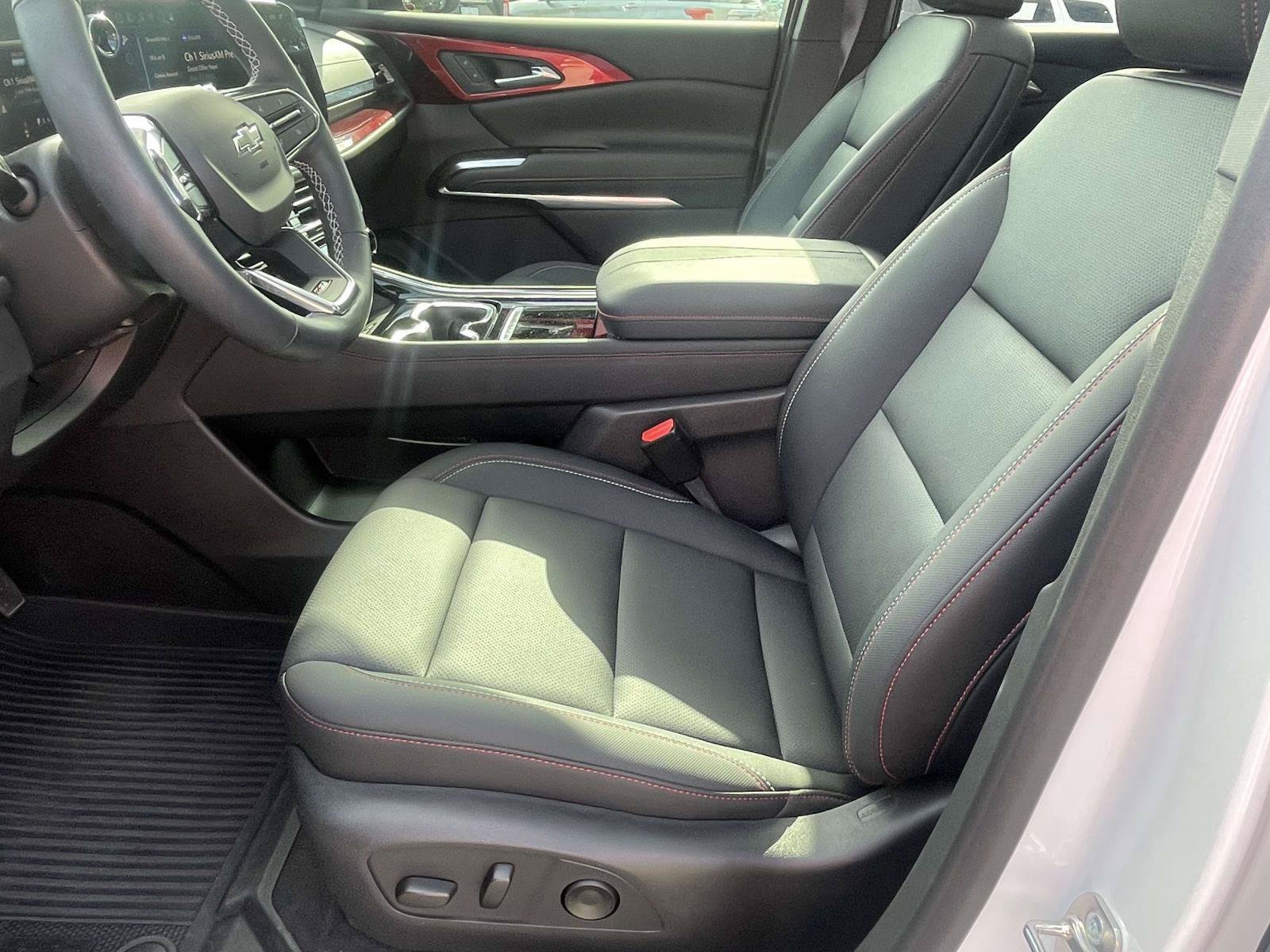 Used 2025 Chevrolet Traverse Z71 w/ Driver Confidence Package AWD/4WD image 12