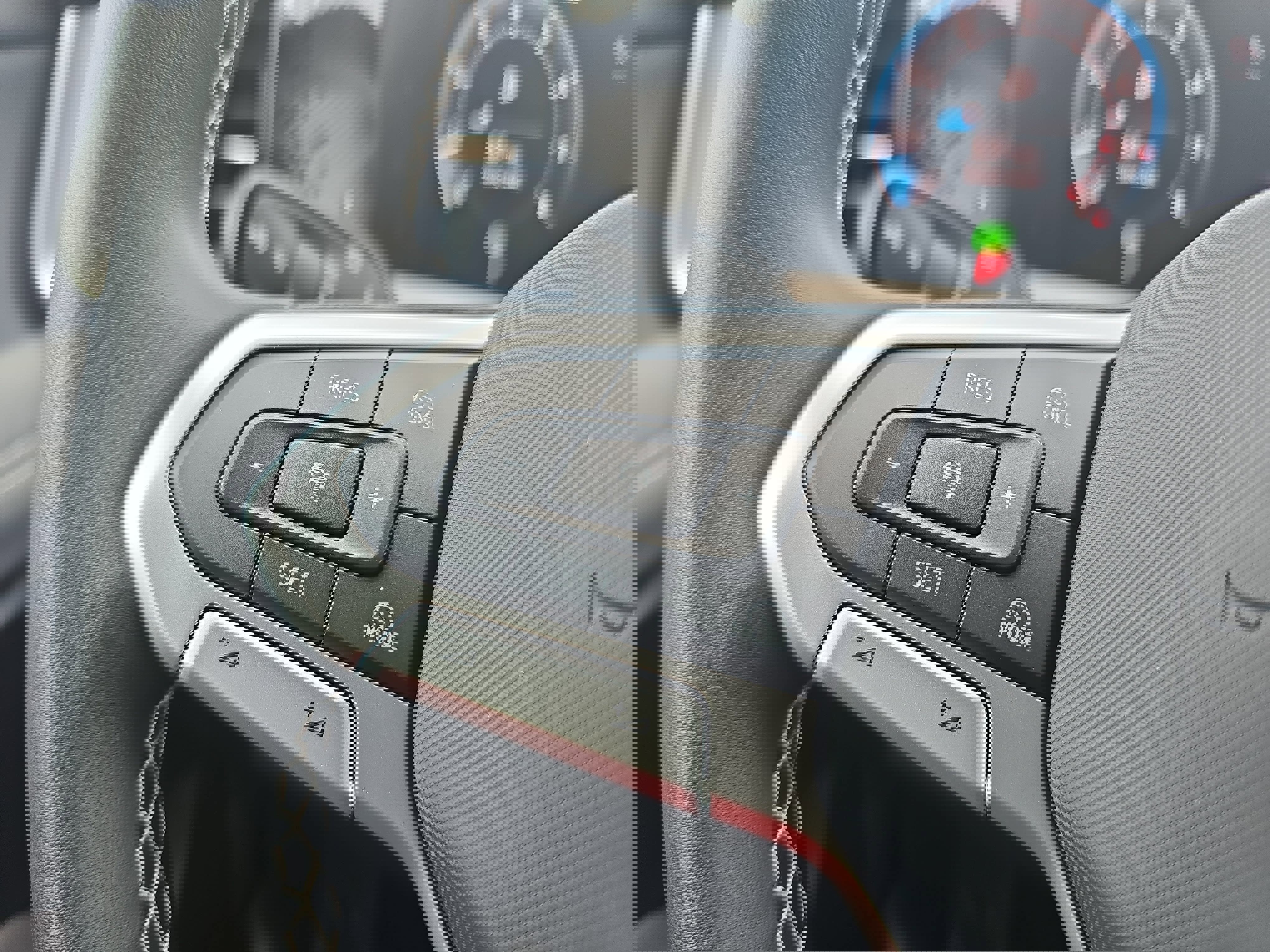 Used 2025 Volkswagen Tiguan SE image 19