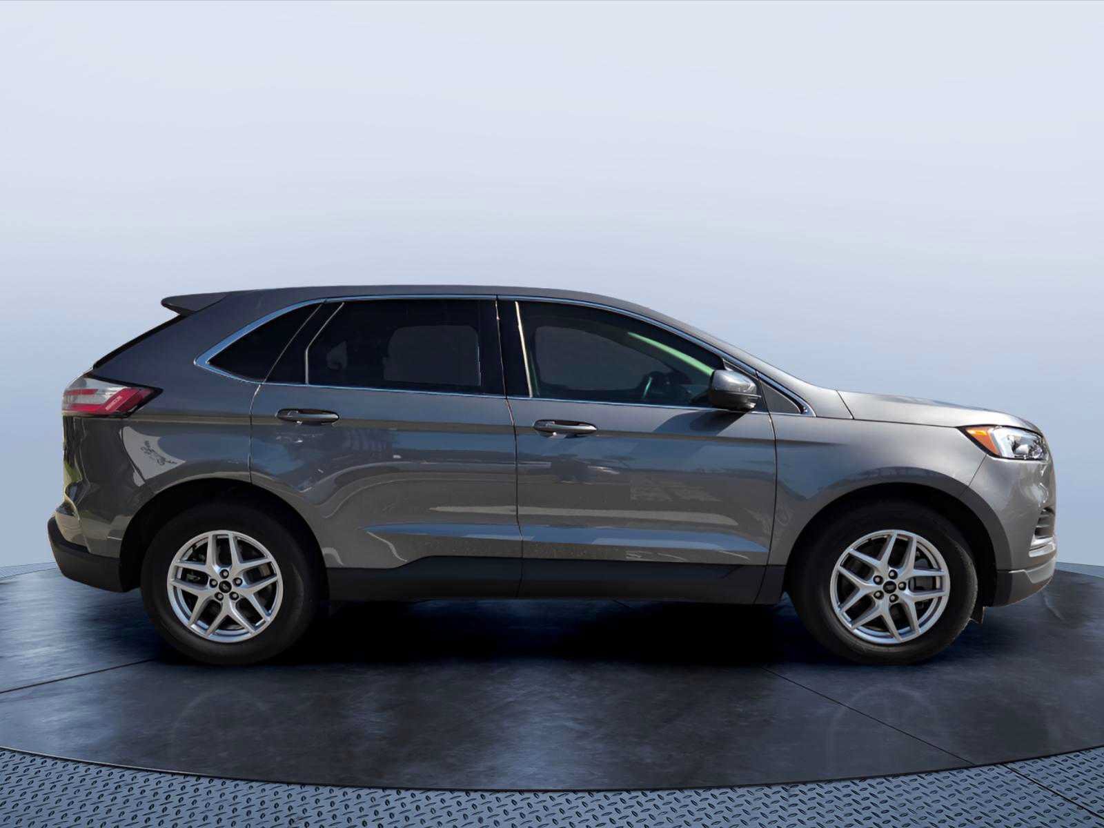 Used 2024 Ford Edge SEL AWD/4WD image 3
