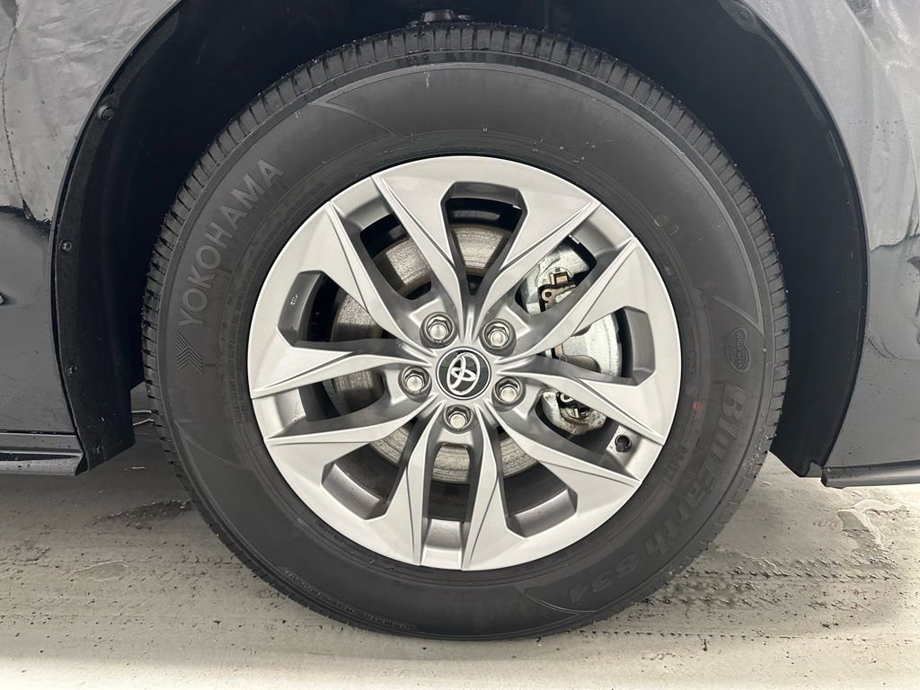 Used 2025 Toyota Sienna XLE image 67