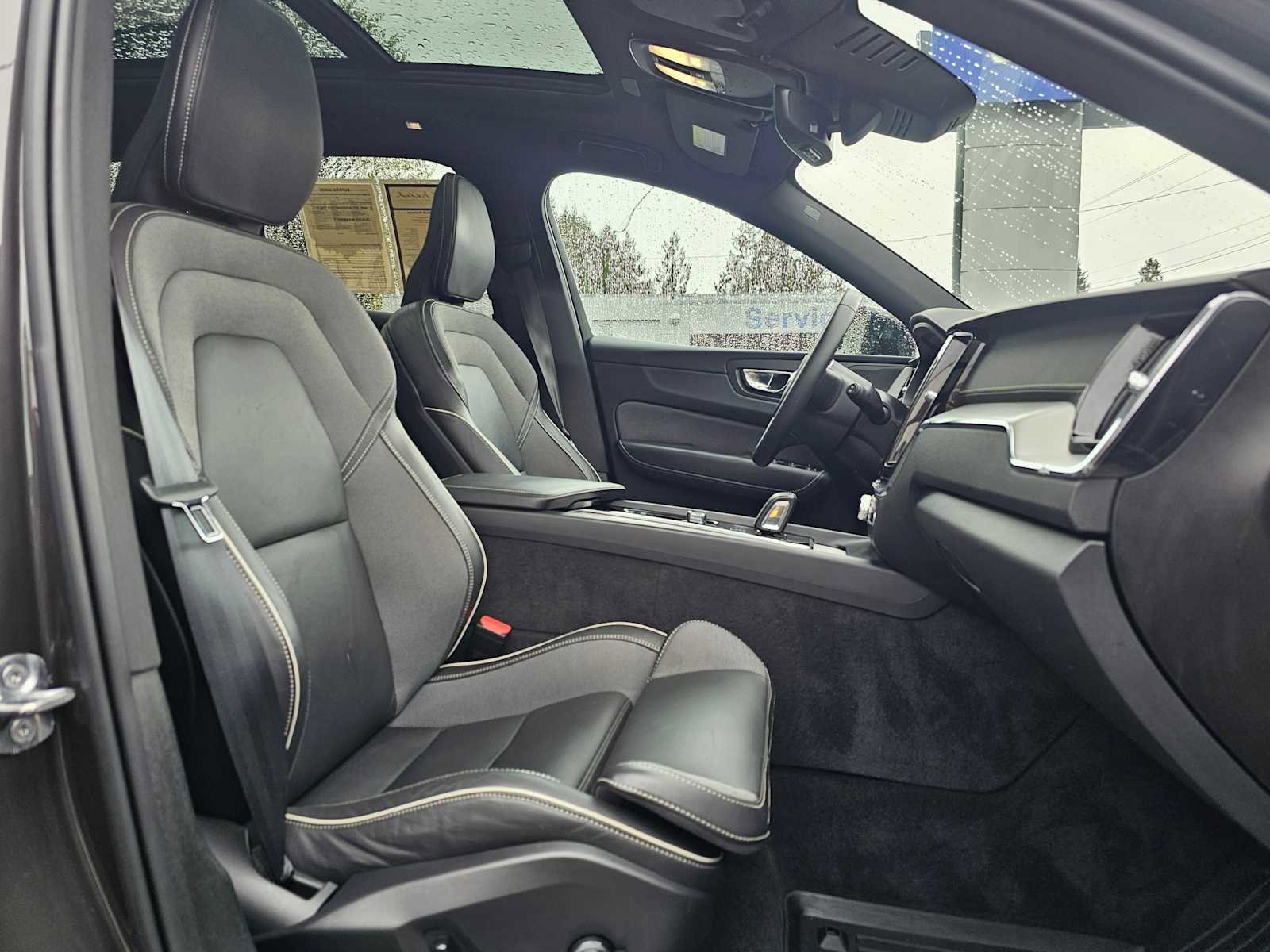 Used 2022 Volvo XC60 T8 R-Design w/ Advanced Package AWD/4WD image 11