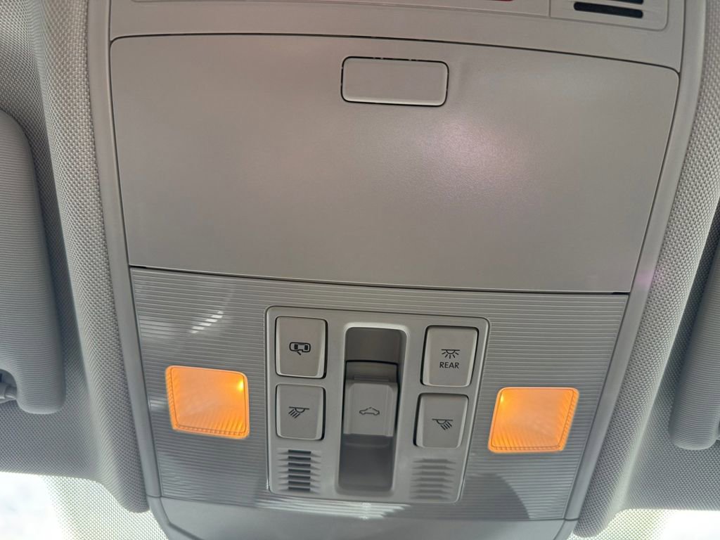 Used 2025 Volkswagen Jetta SE FWD image 23