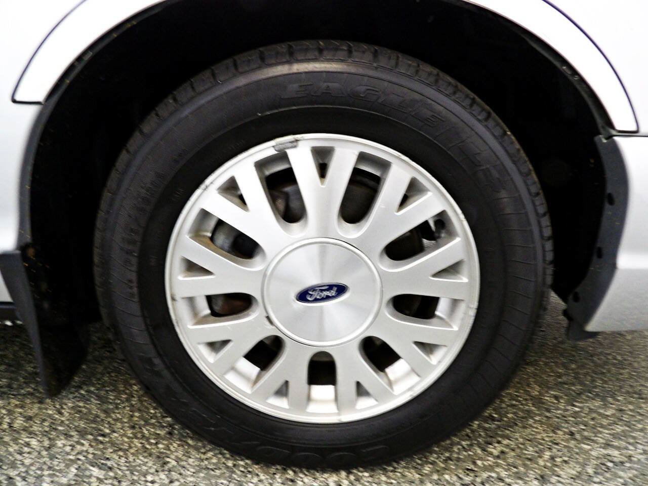 Used 2003 Ford Crown Victoria LX RWD image 20