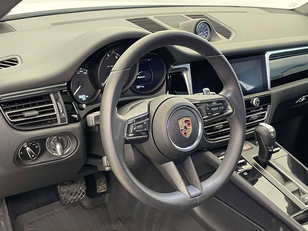Certified 2025 Porsche Macan image 4
