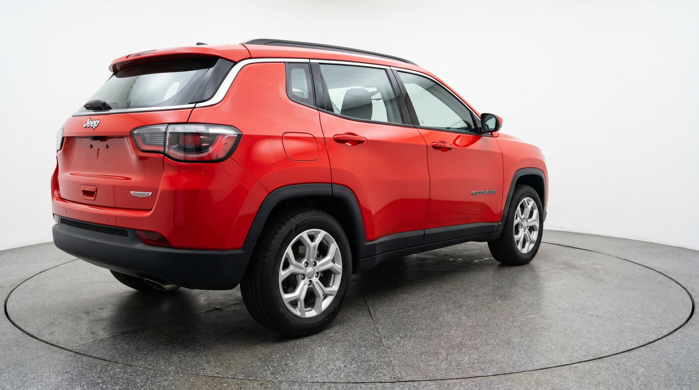 Used 2025 Jeep Compass Latitude AWD/4WD image 9