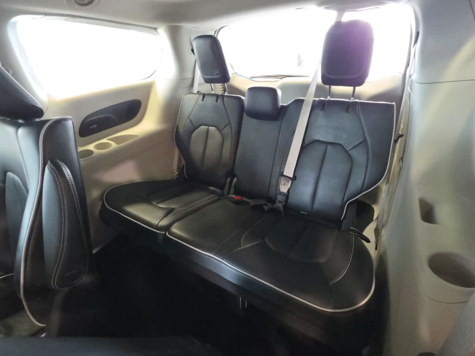 Used 2023 Chrysler Pacifica Limited FWD image 36