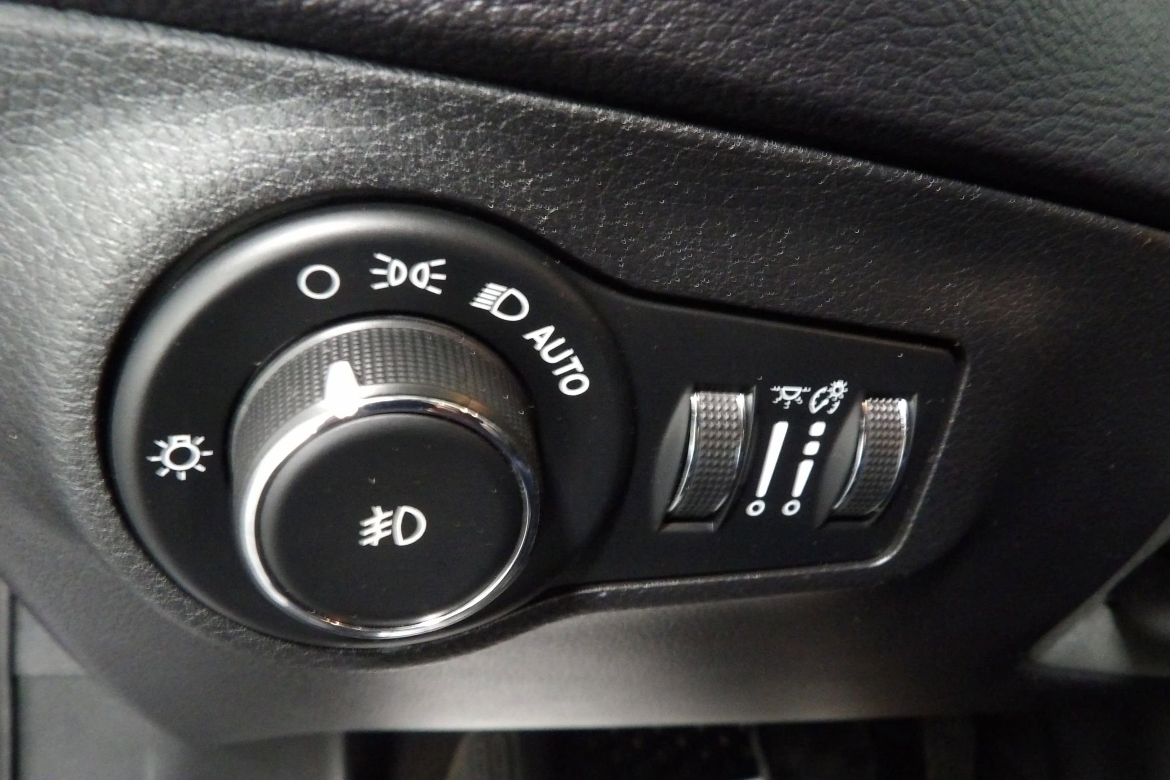 Used 2018 Jeep Compass Limited w/ Navigation Group FWD image 23