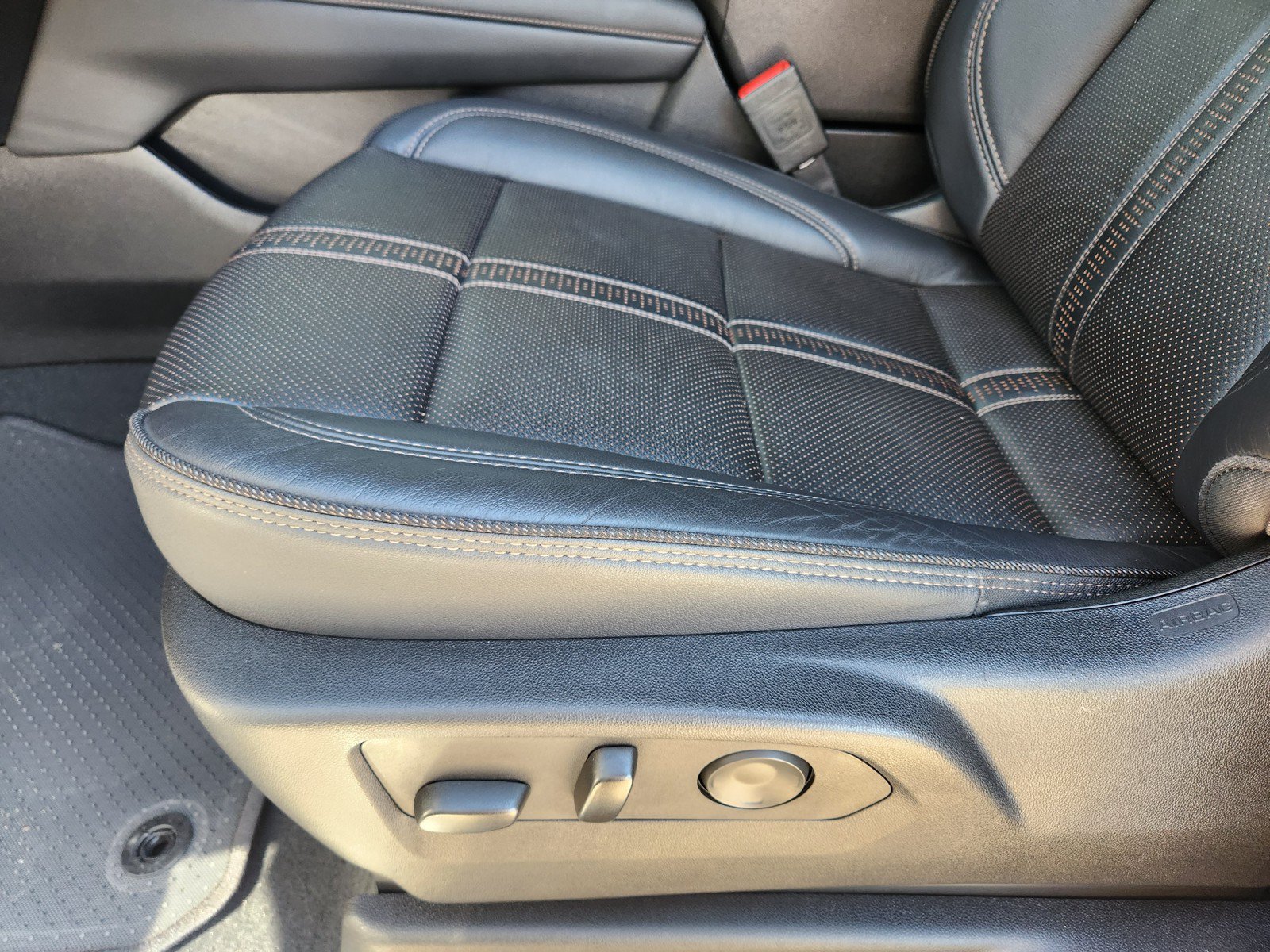 Used 2025 Chevrolet Tahoe High Country AWD/4WD image 24