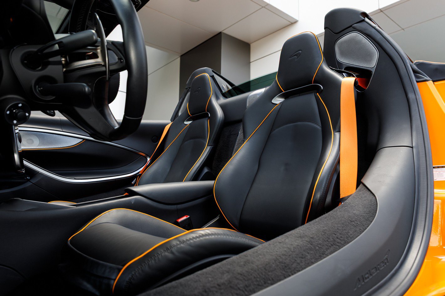 Used 2025 McLaren Artura Spider RWD image 46