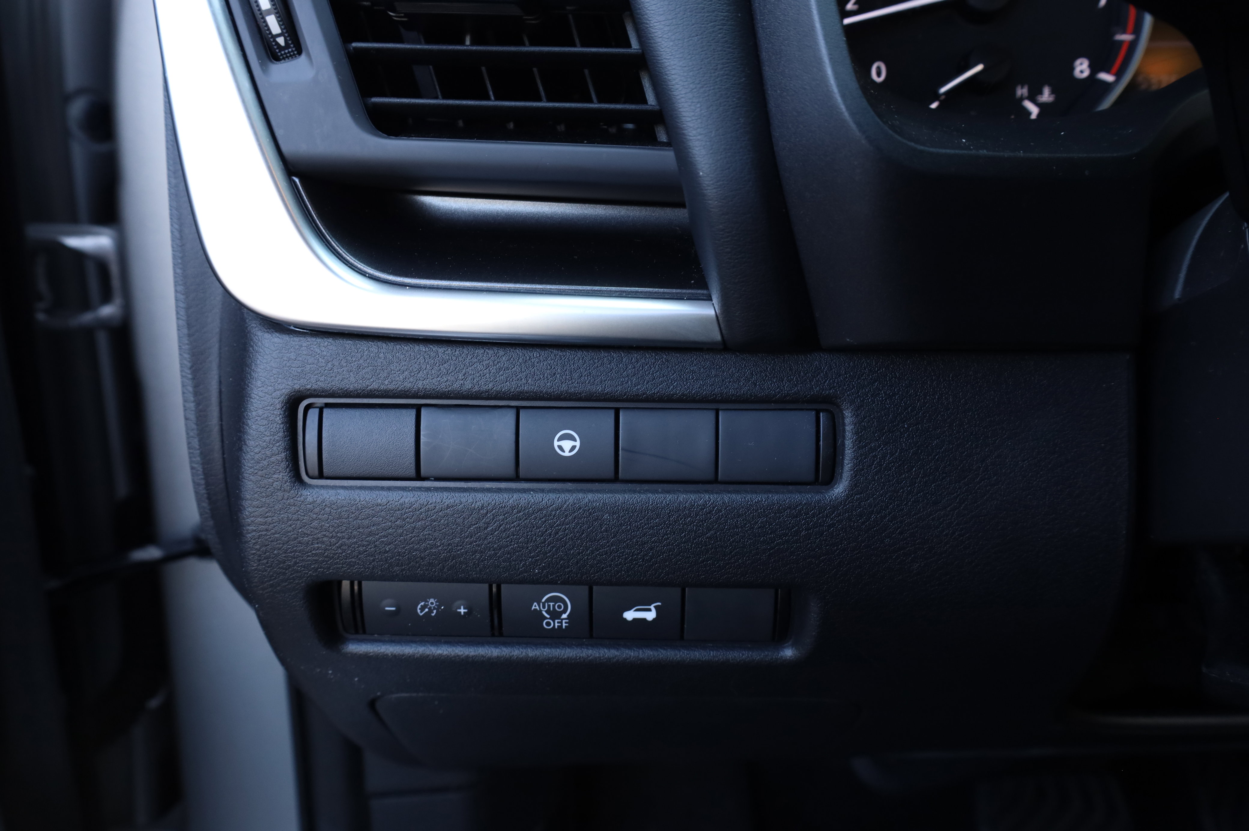 Used 2024 Nissan Rogue SV image 4