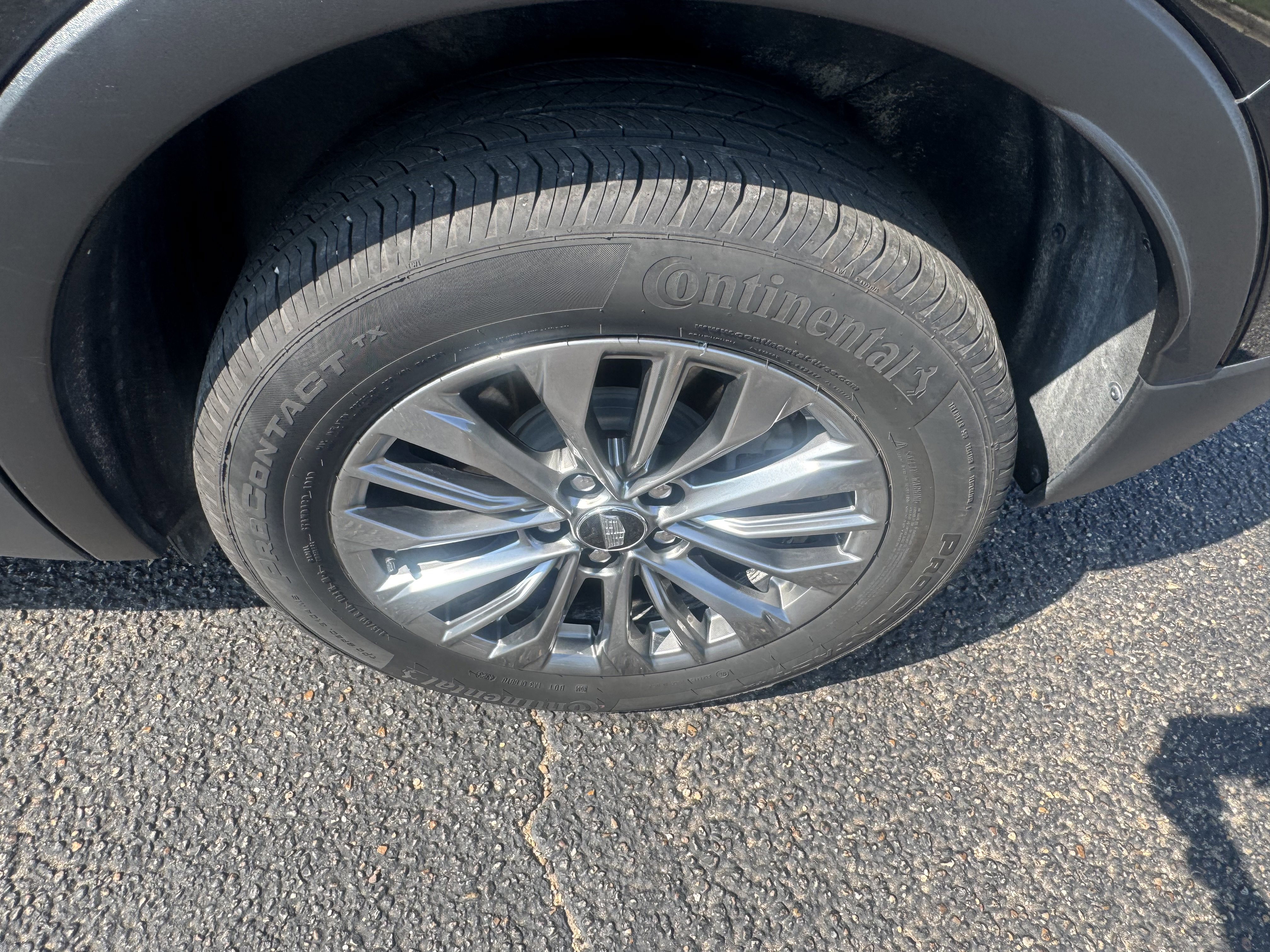 Used 2024 Cadillac XT4 Premium Luxury FWD image 9
