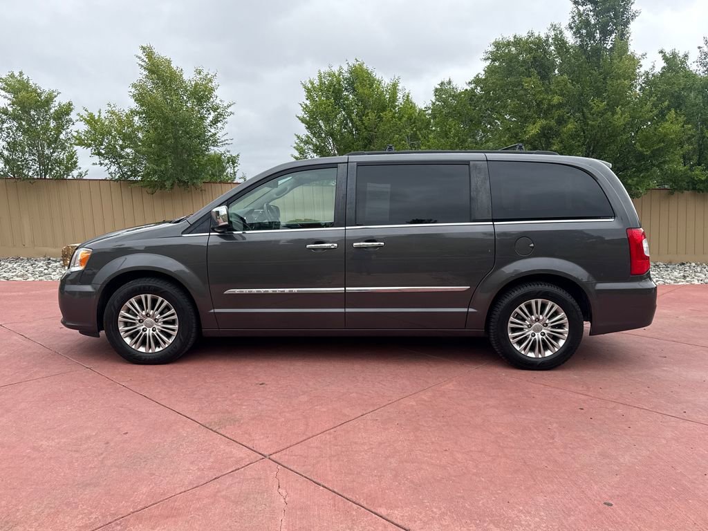 Used 2015 Chrysler Town & Country Touring-L w/ Driver Convenience Group FWD image 4