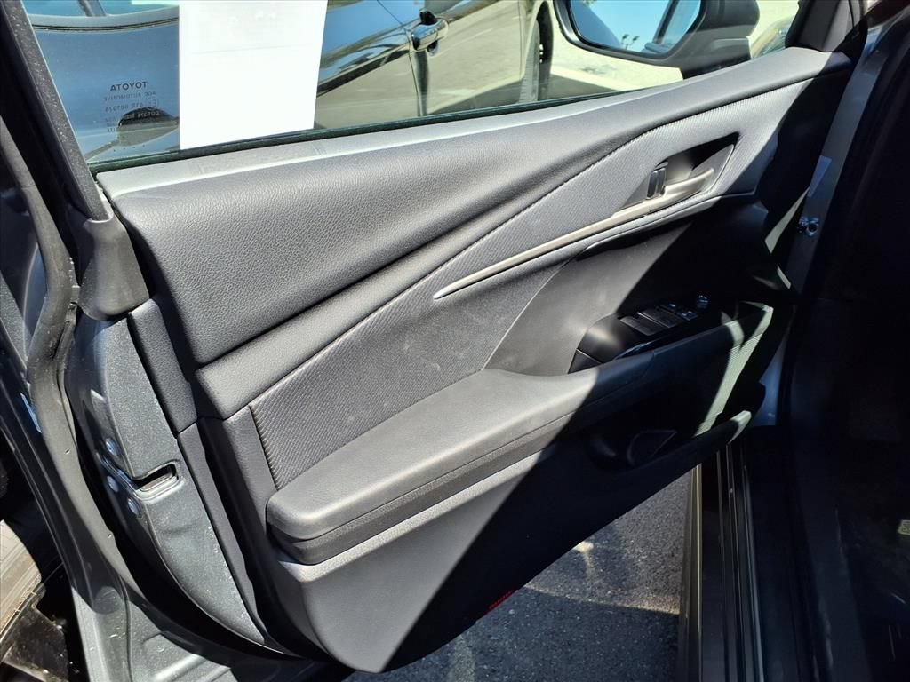 Used 2025 Toyota Camry SE FWD image 9