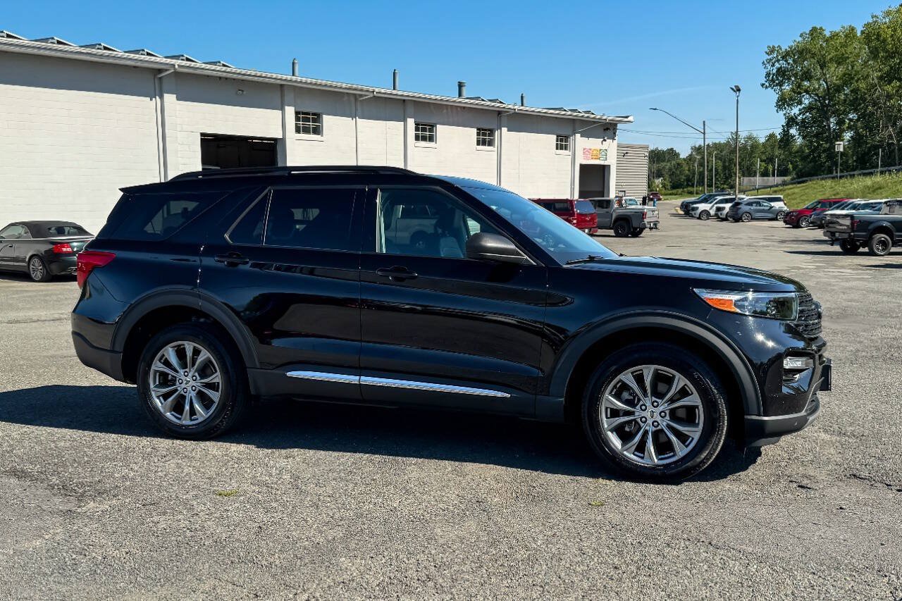 Used 2023 Ford Explorer XLT w/ Equipment Group 202A AWD/4WD image 2