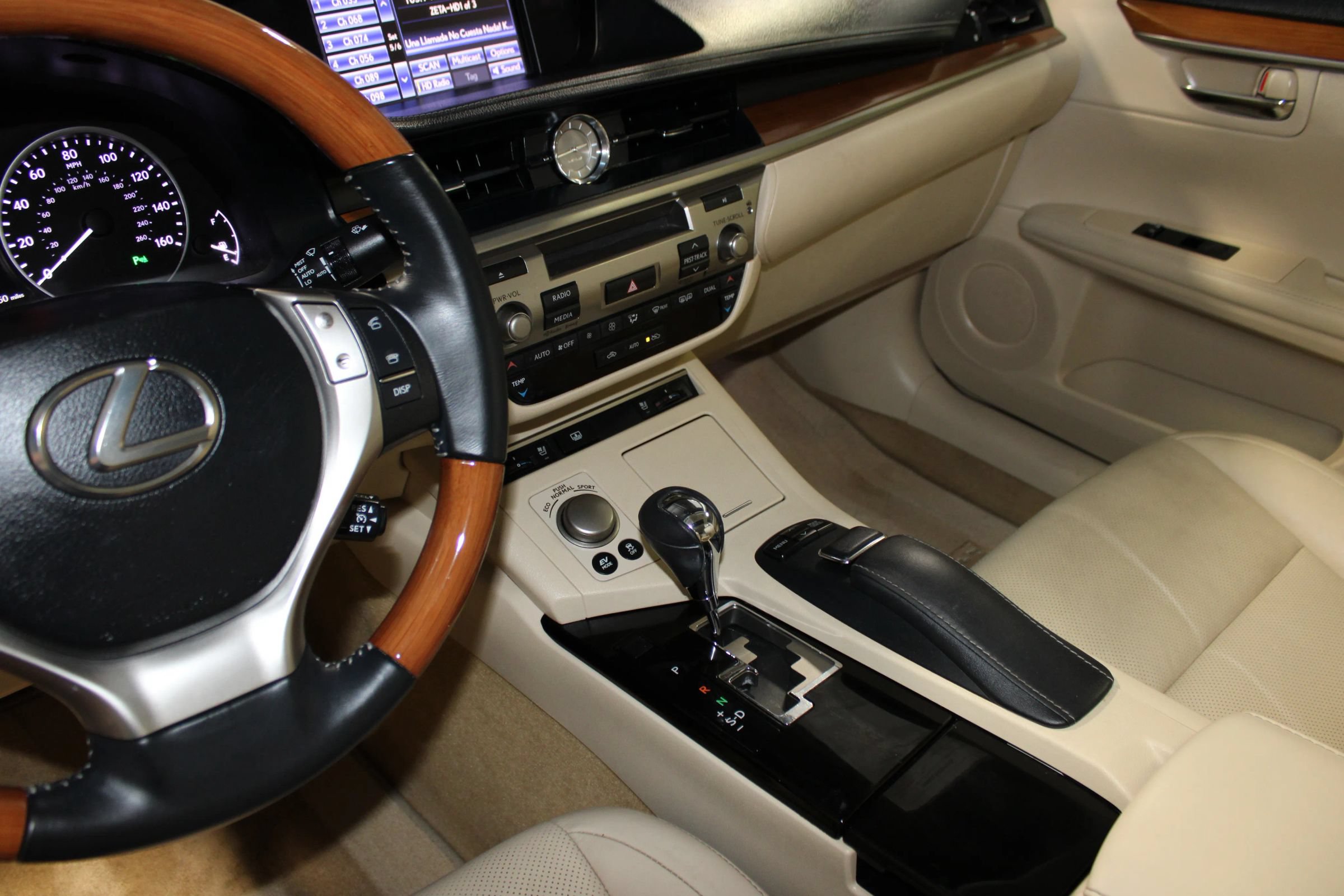 Used 2013 Lexus ES 300h w/ Luxury Pkg FWD image 19