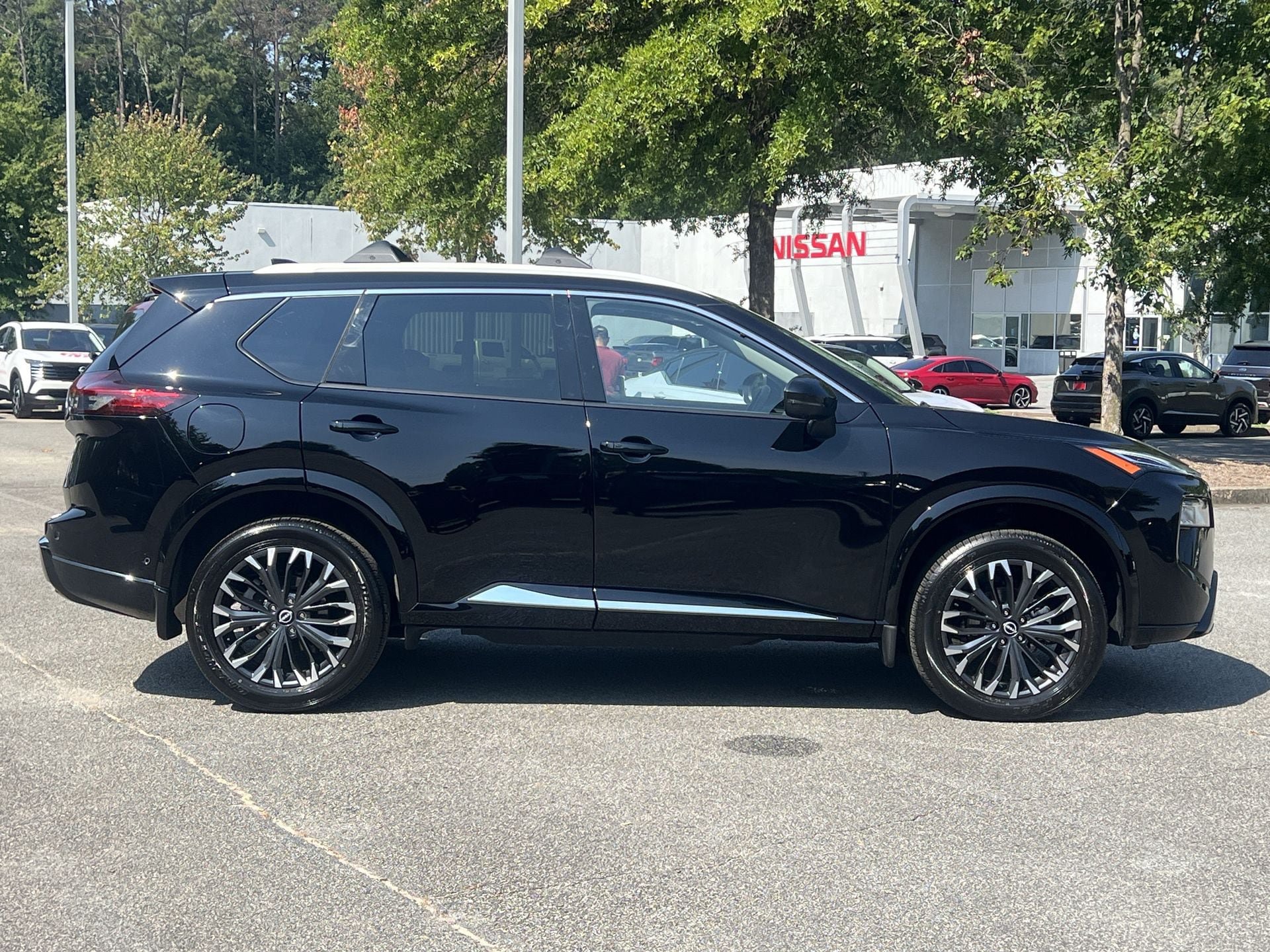 Certified 2025 Nissan Rogue Platinum FWD image 29