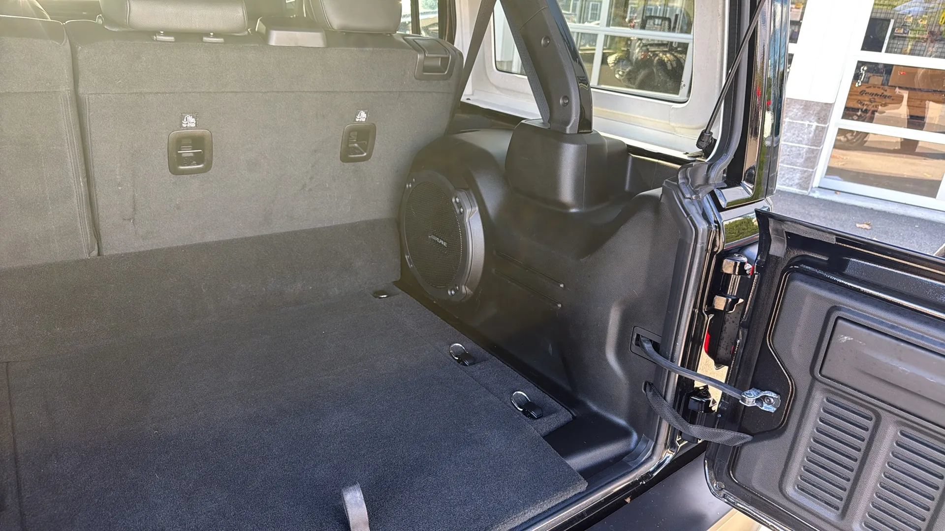 Used 2024 Jeep Wrangler Unlimited Sahara w/ Technology Group AWD/4WD image 34