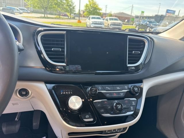 Used 2024 Chrysler Pacifica Touring-L FWD image 20
