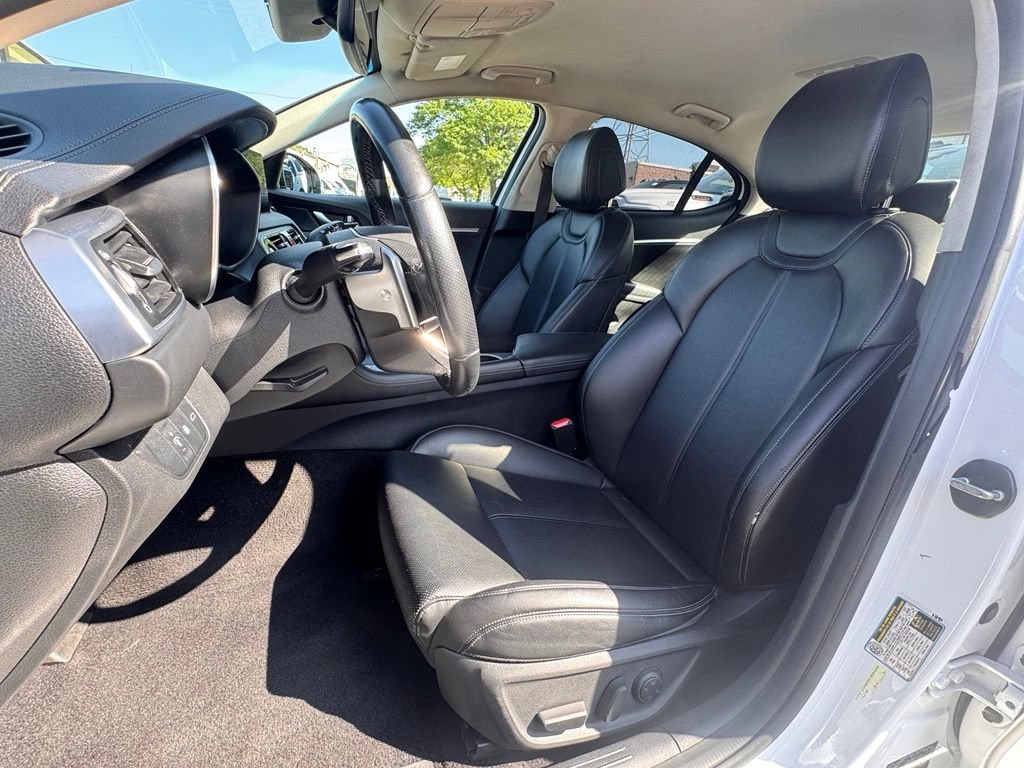 Used 2022 Genesis G70 2.0T AWD/4WD image 13