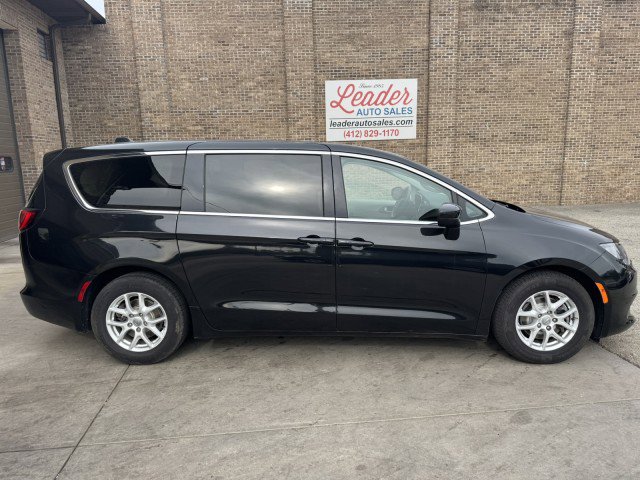 Used 2017 Chrysler Pacifica Touring image 2