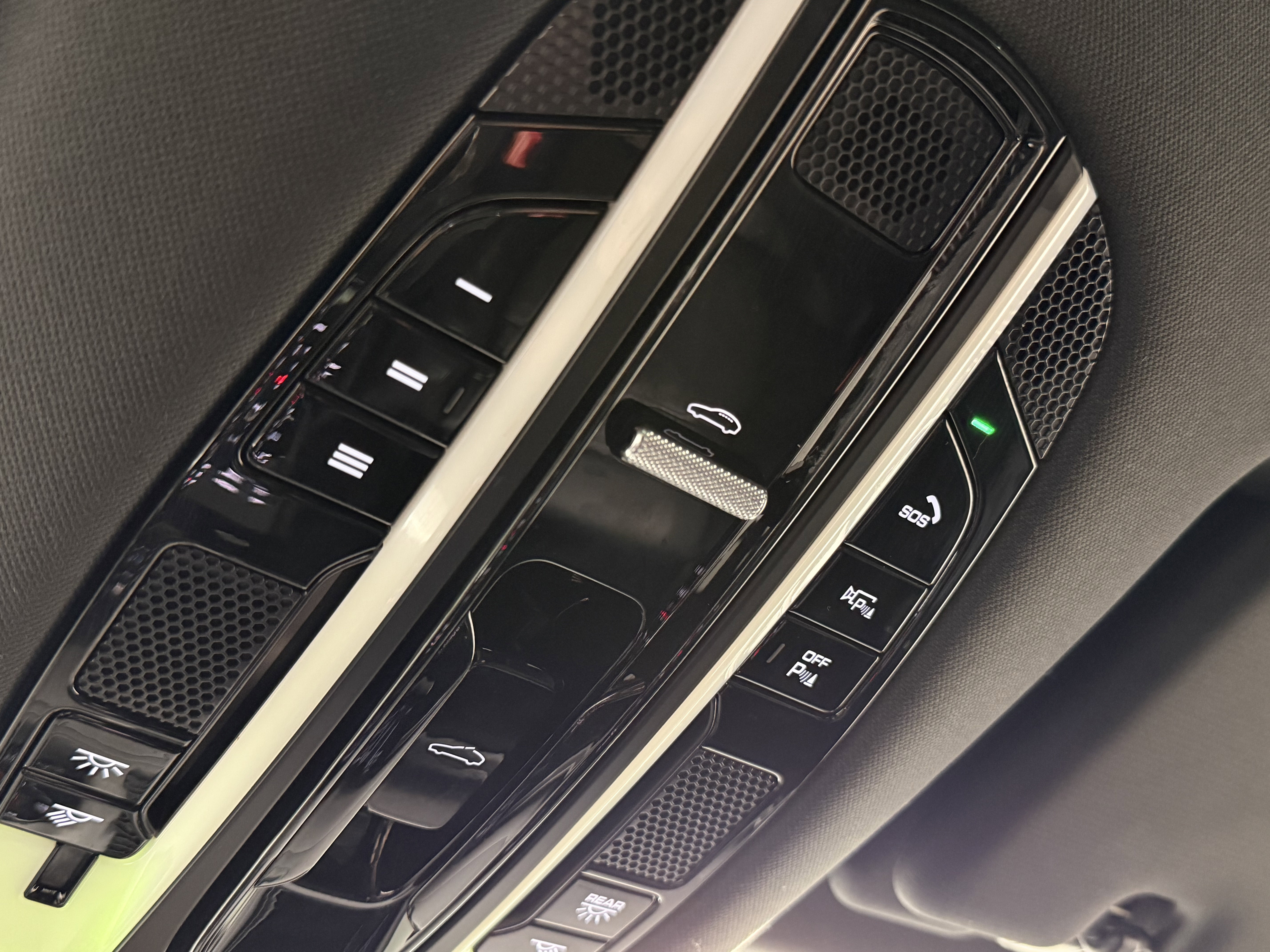 Certified 2023 Porsche Cayenne Platinum Edition image 38