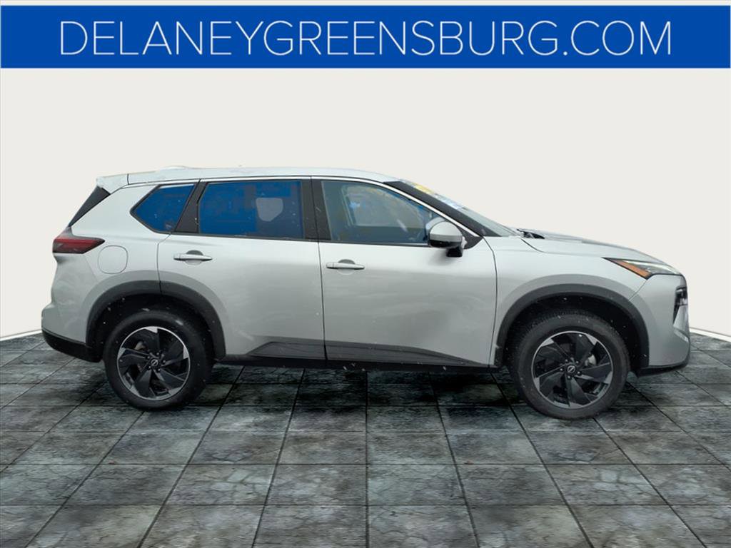 Used 2025 Nissan Rogue SV image 2