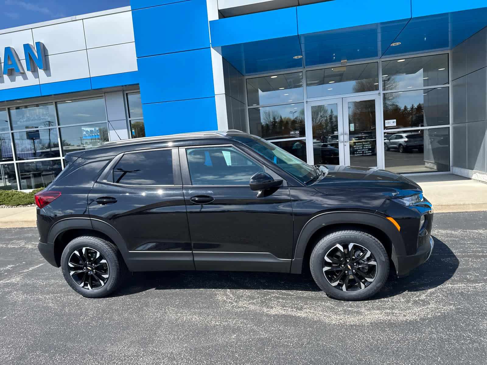 Used 2023 Chevrolet TrailBlazer LT w/ Convenience Package FWD image 2
