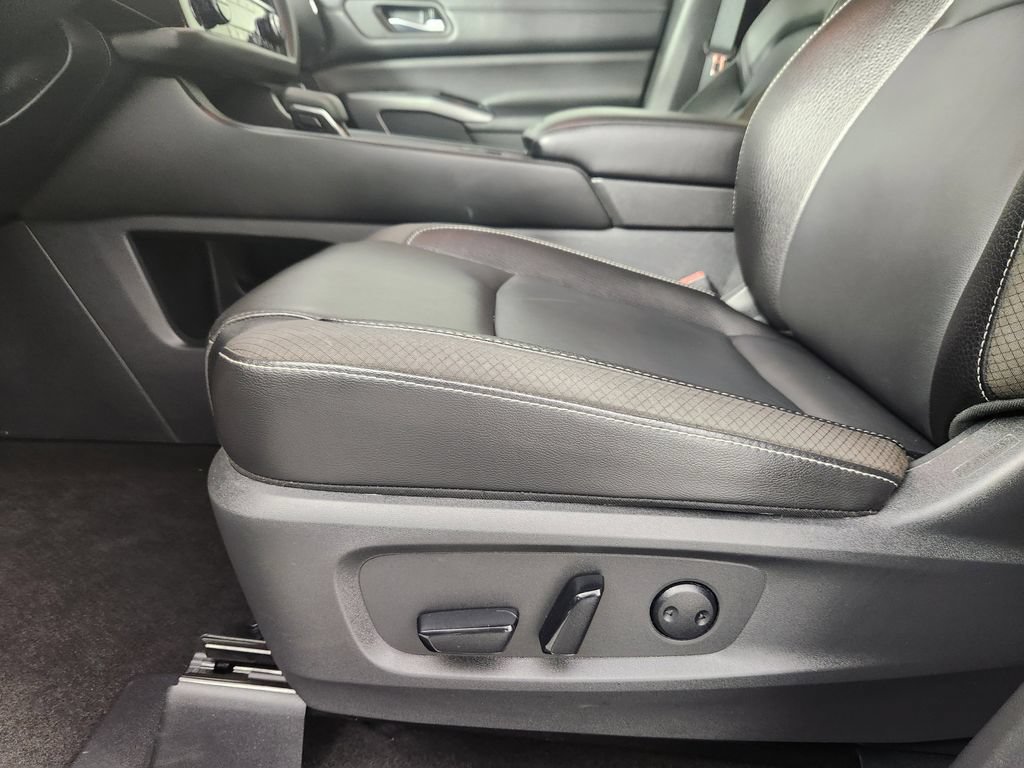 Used 2024 Nissan Pathfinder SL AWD/4WD image 12