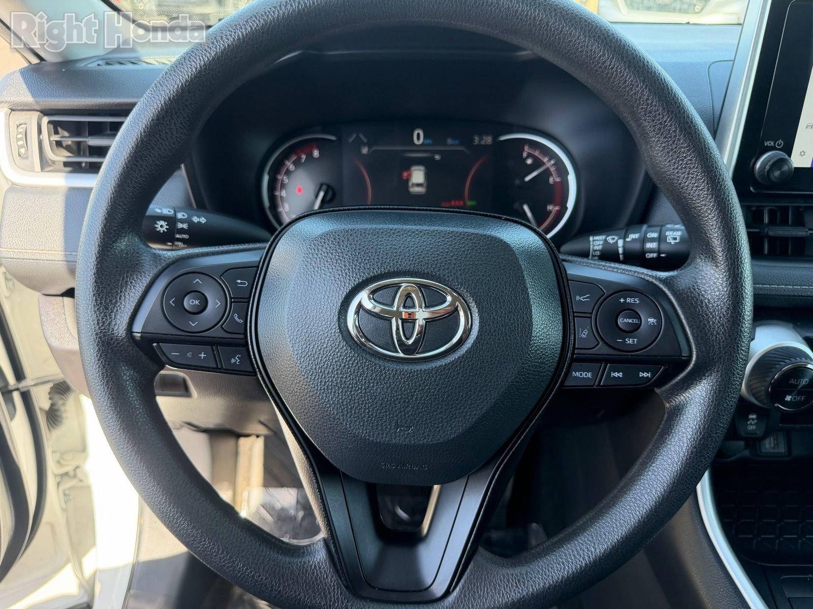 Used 2025 Toyota RAV4 XLE FWD image 21