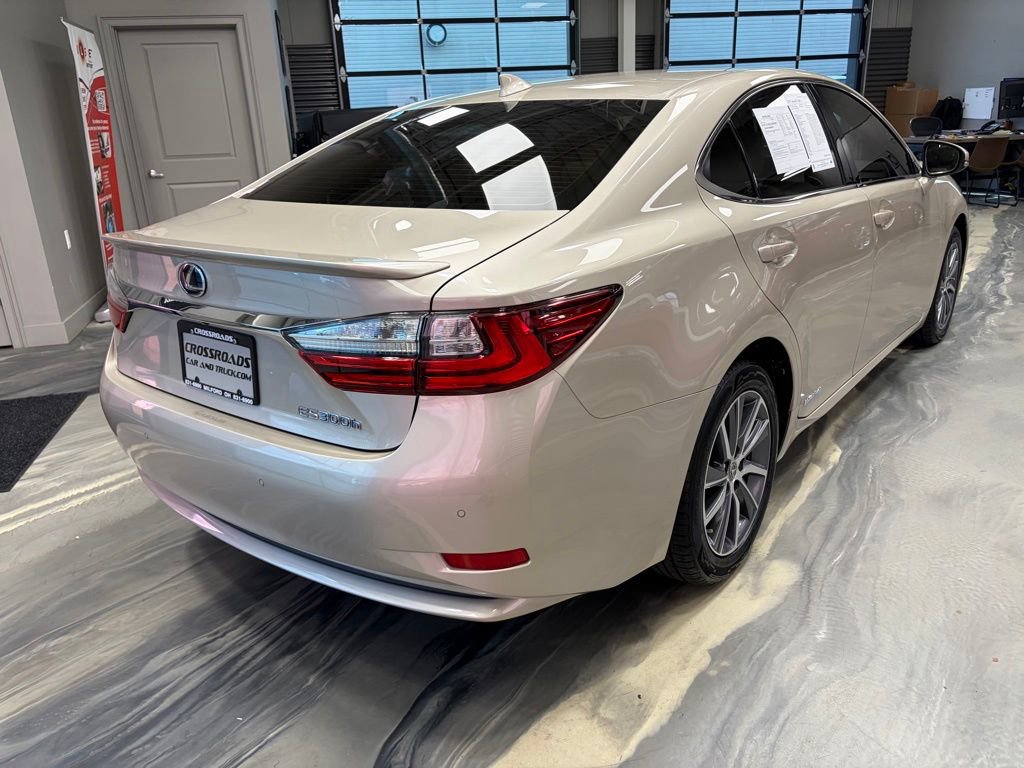 Used 2017 Lexus ES 300h w/ Luxury Package image 34