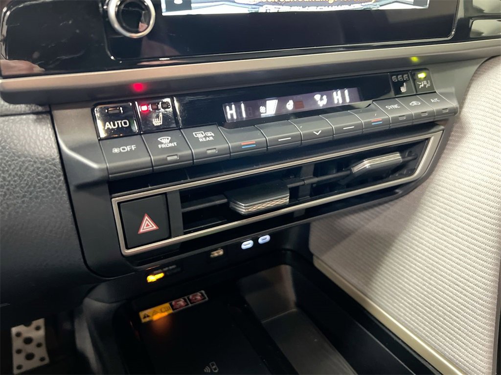 Used 2025 Toyota Camry SE image 15