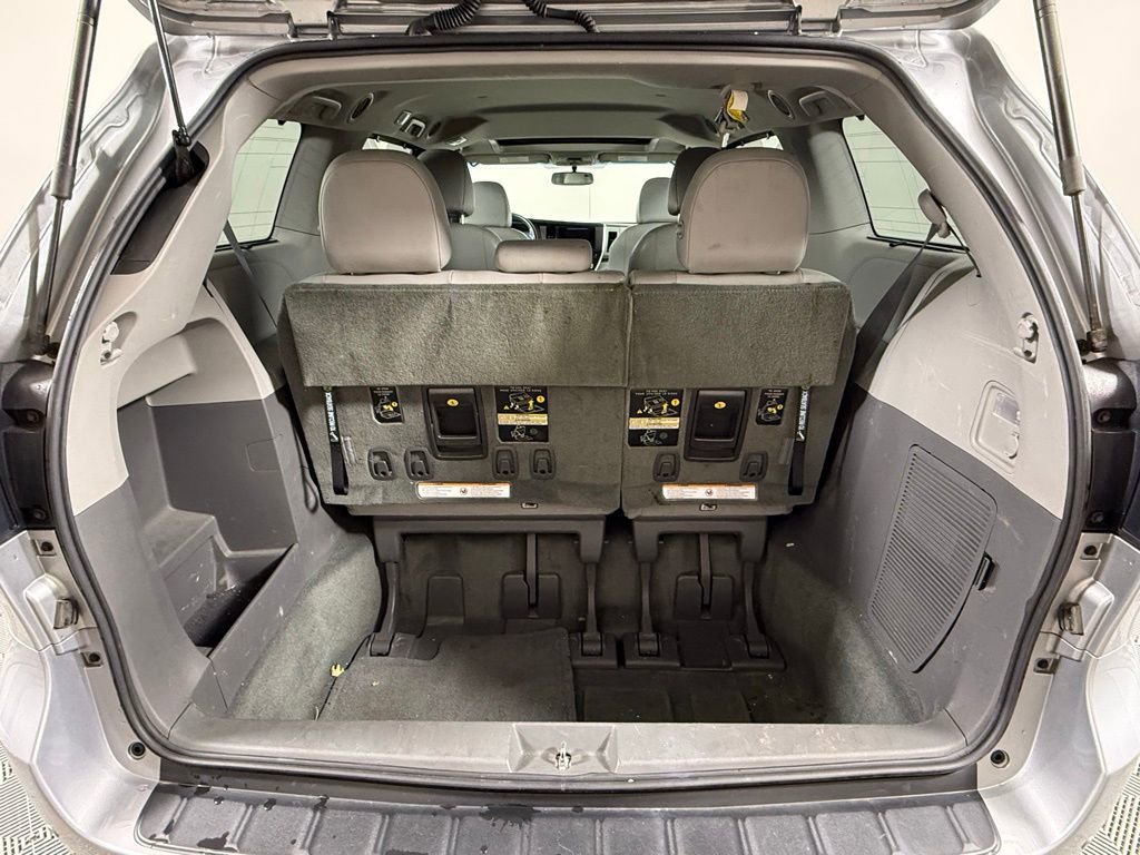Used 2017 Toyota Sienna XLE image 12
