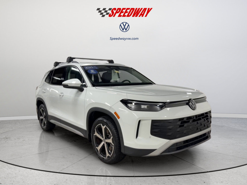 Used 2025 Volkswagen Tiguan SE AWD/4WD image 2