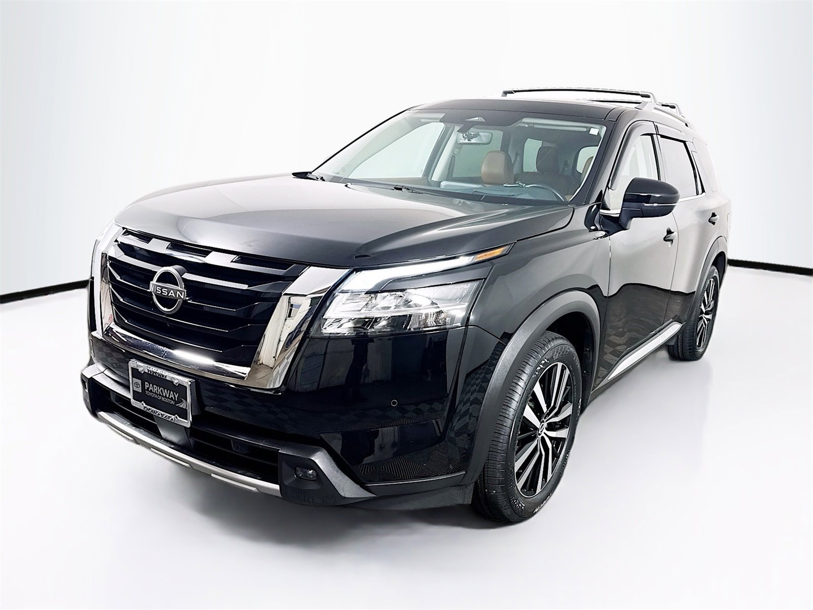 Used 2023 Nissan Pathfinder Platinum image 3
