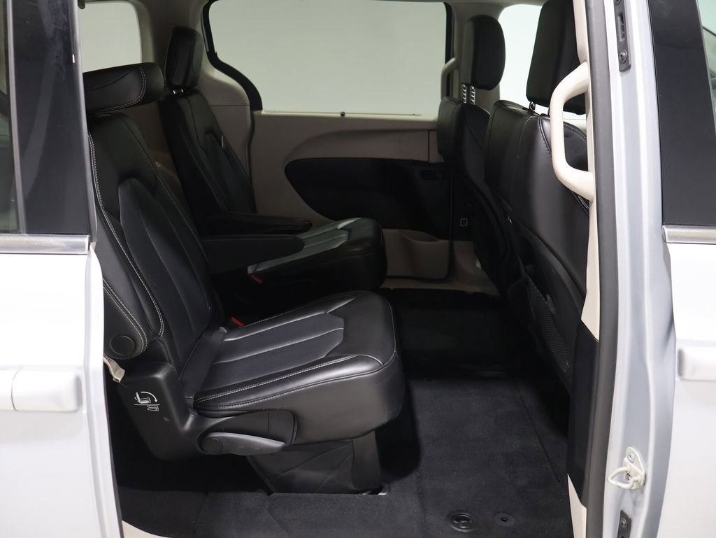 Used 2023 Chrysler Pacifica Touring-L image 23