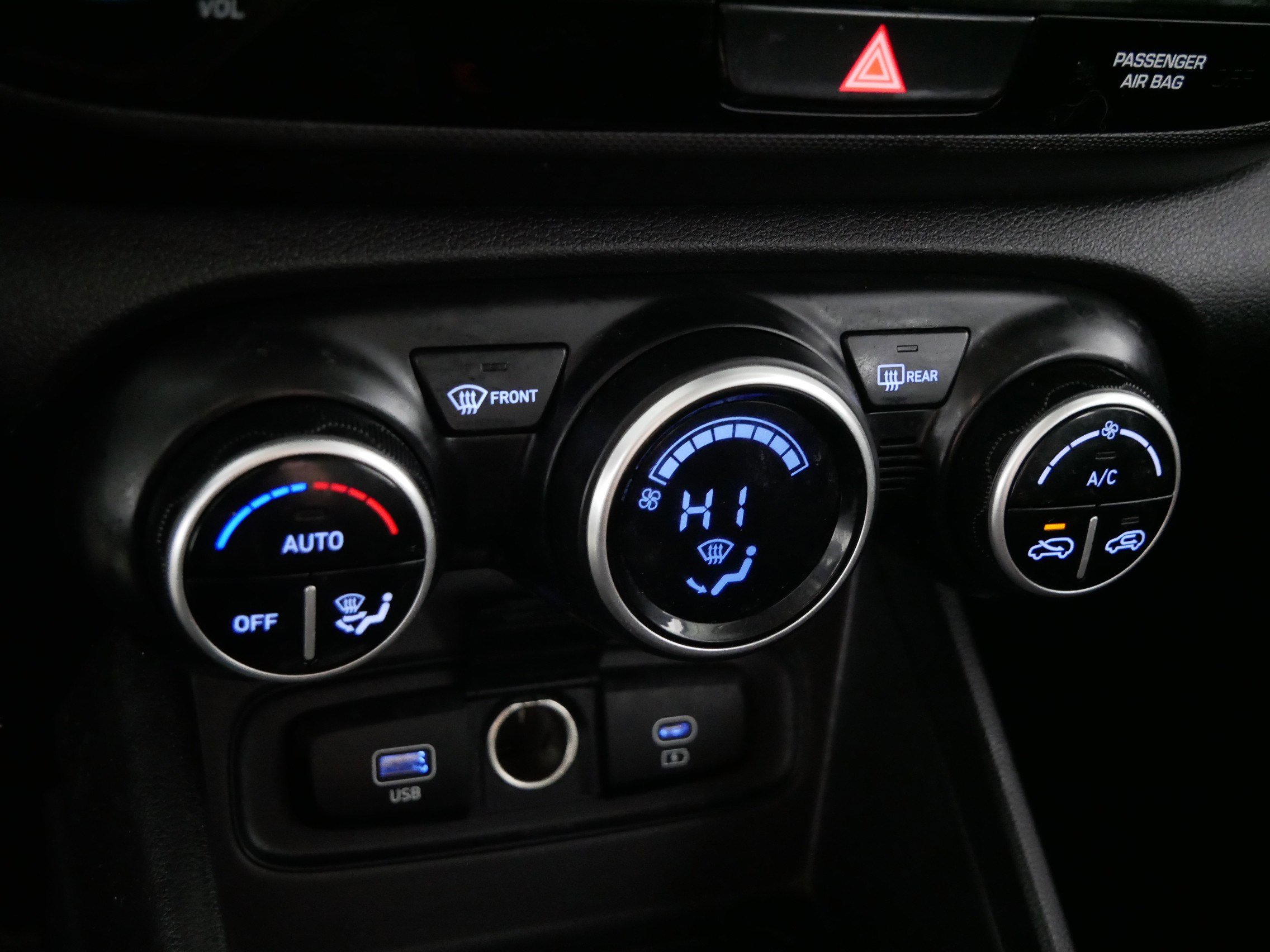 Used 2024 Hyundai Venue SEL image 23