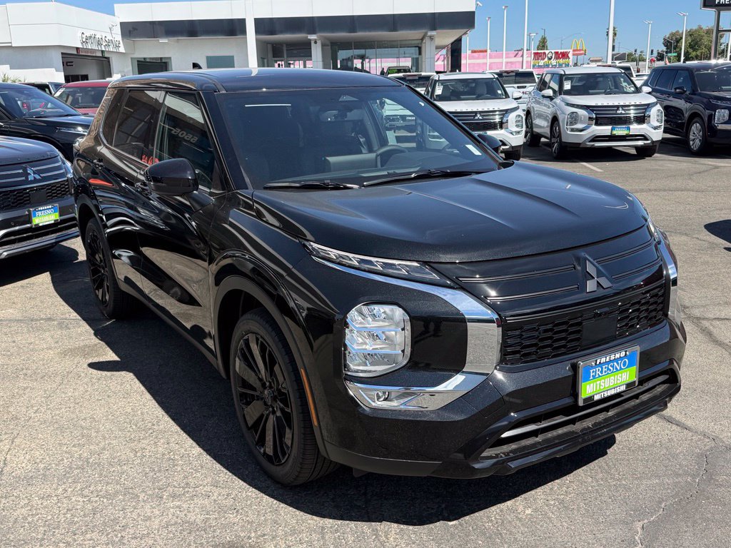 New 2026 Mitsubishi Outlander LE FWD image 2