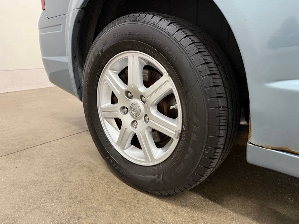 Used 2010 Chrysler Town & Country Touring FWD image 13