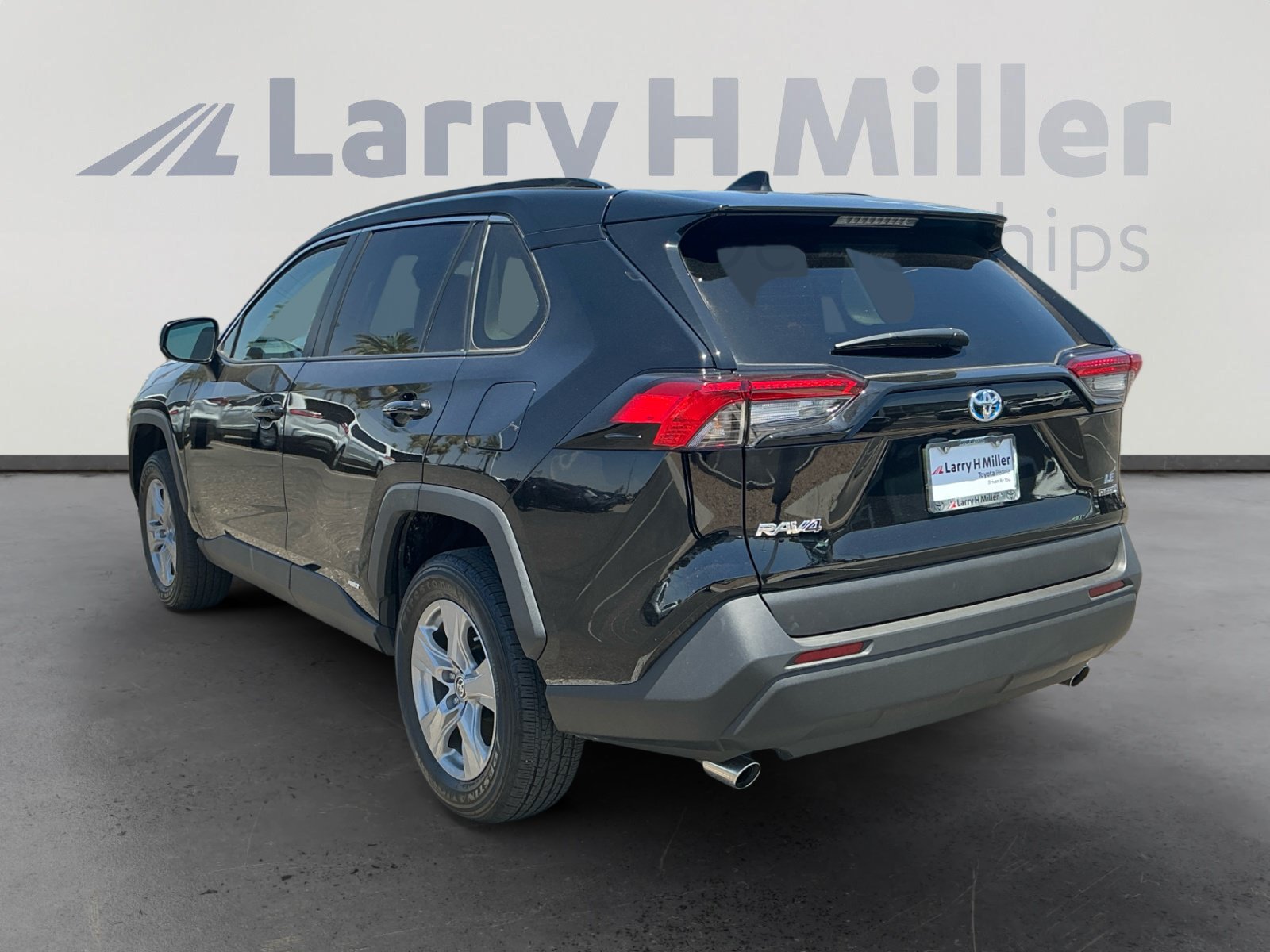 Used 2024 Toyota RAV4 LE AWD/4WD image 3