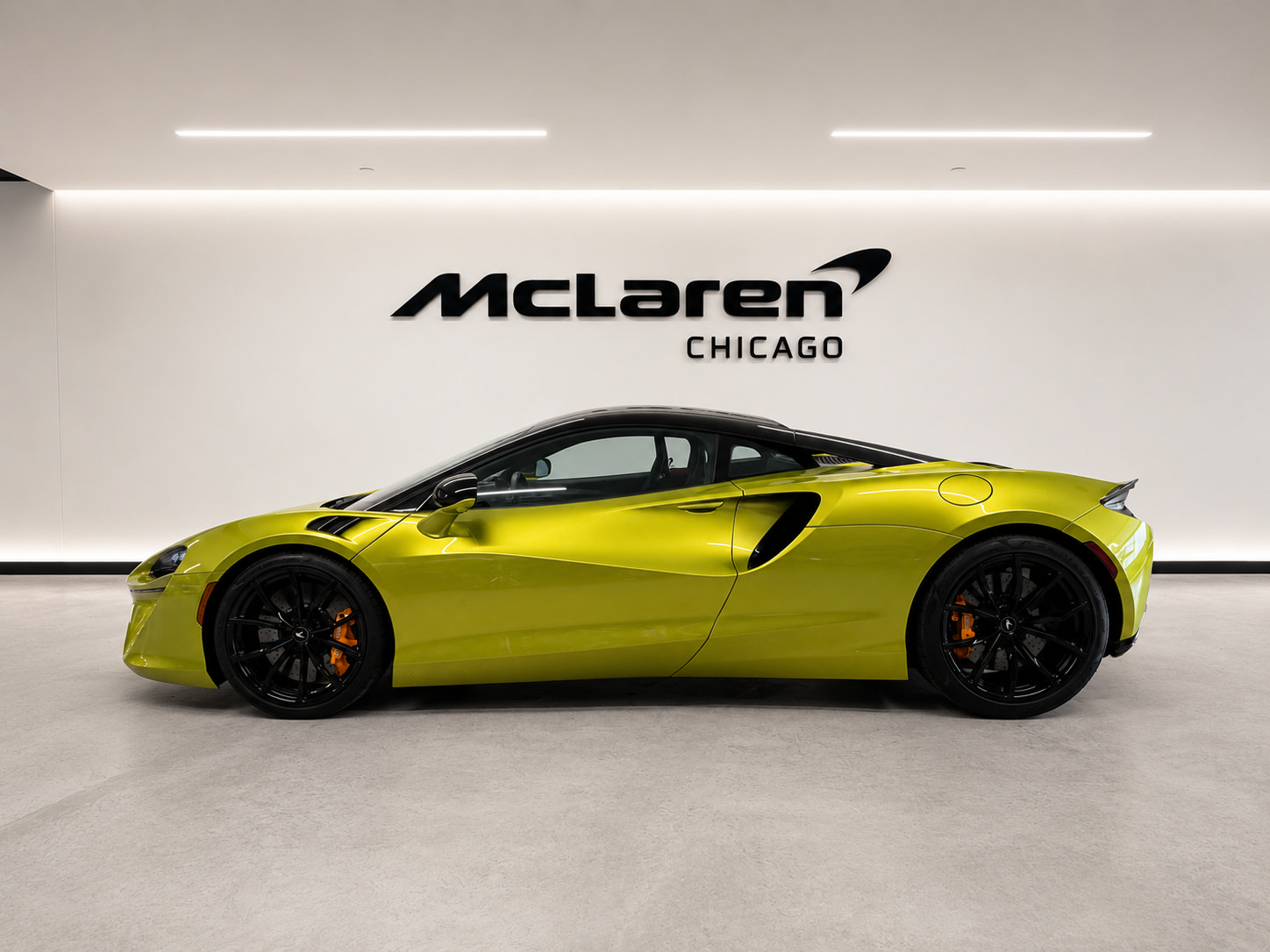 Used 2023 McLaren Artura RWD image 1