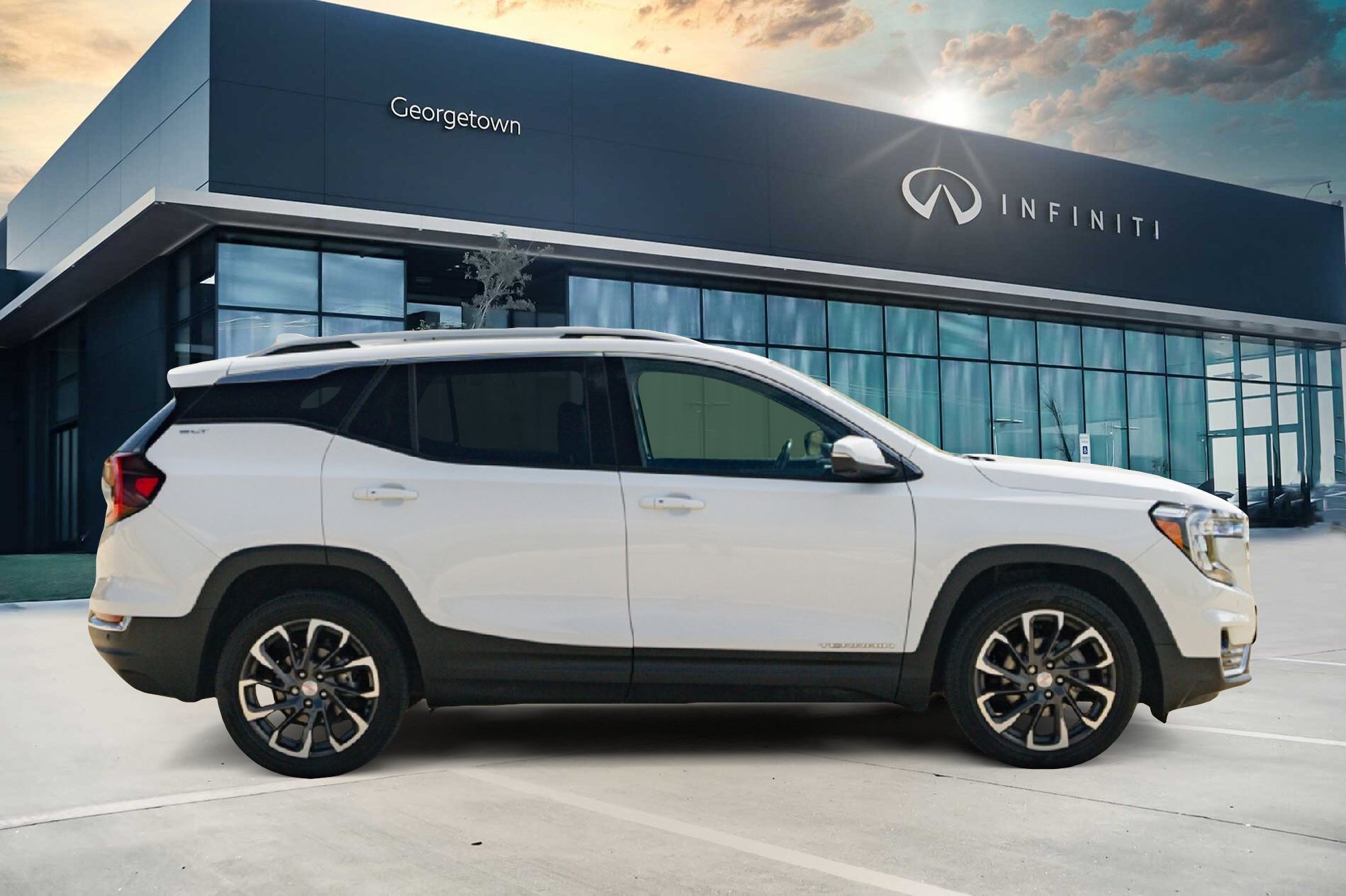 Used 2022 GMC Terrain SLT w/ Infotainment Package II AWD/4WD image 4
