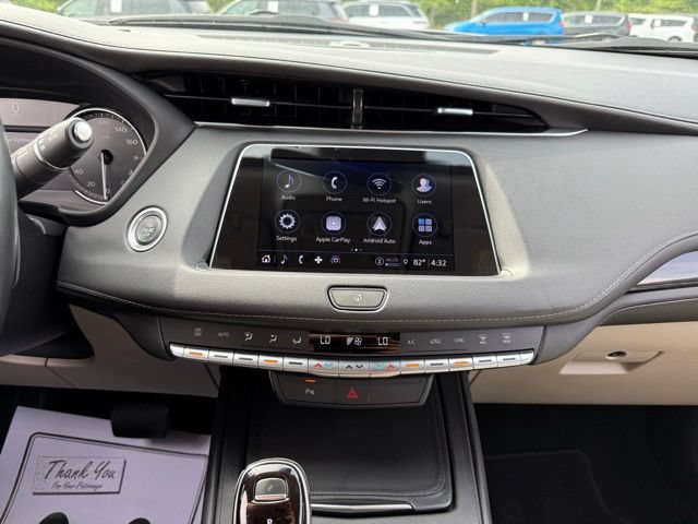 Used 2022 Cadillac XT4 Premium Luxury w/ Safety Alert Package FWD image 17
