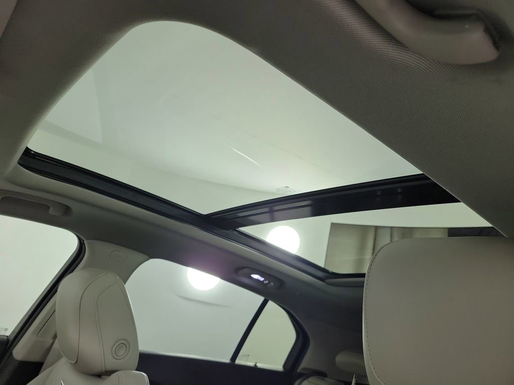 Used 2021 Cadillac XT4 Luxury w/ Cold Weather Package FWD image 17