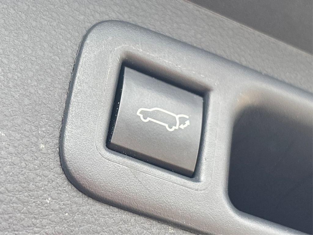 Used 2023 Toyota Highlander LE AWD/4WD image 14